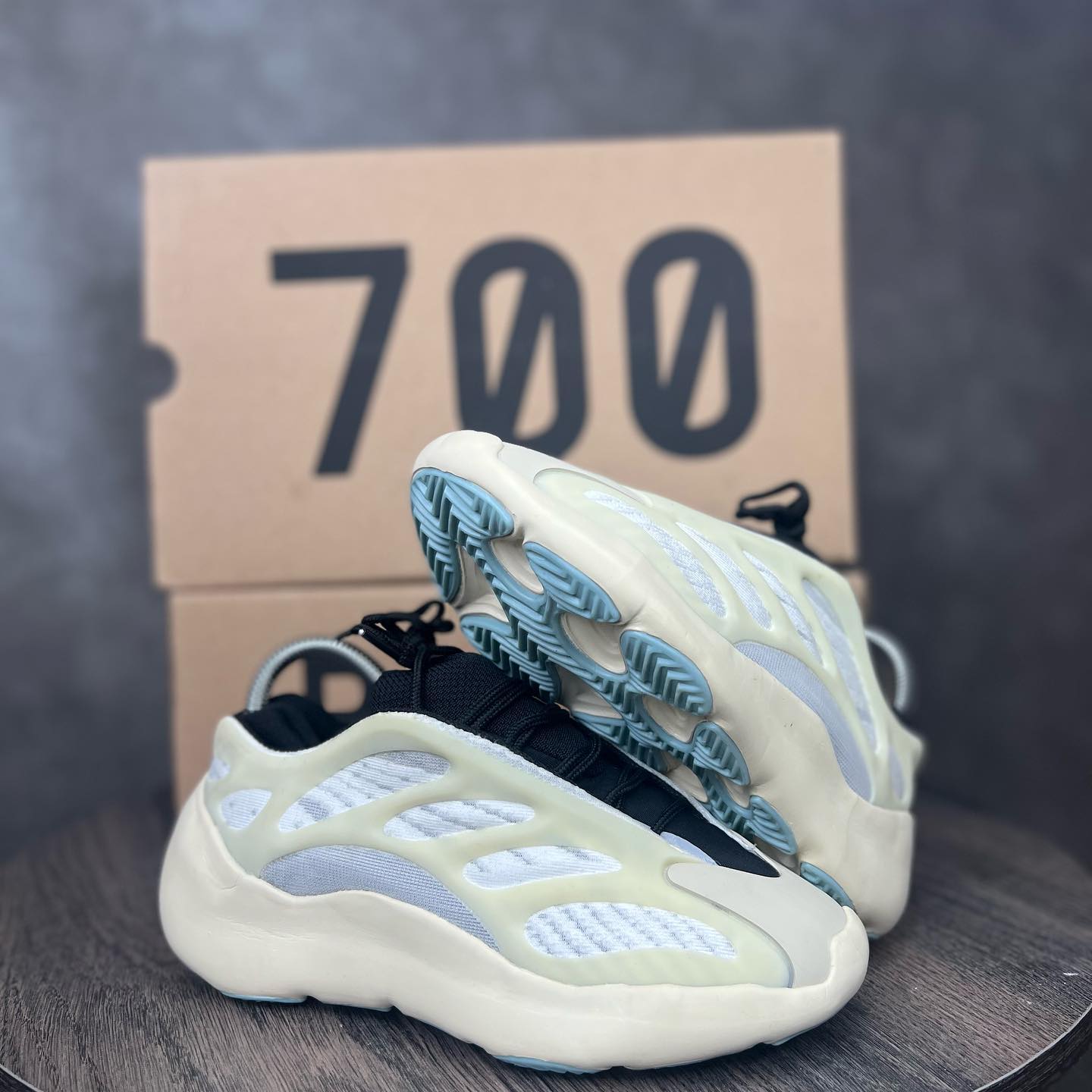adidas yeezy 700 v3