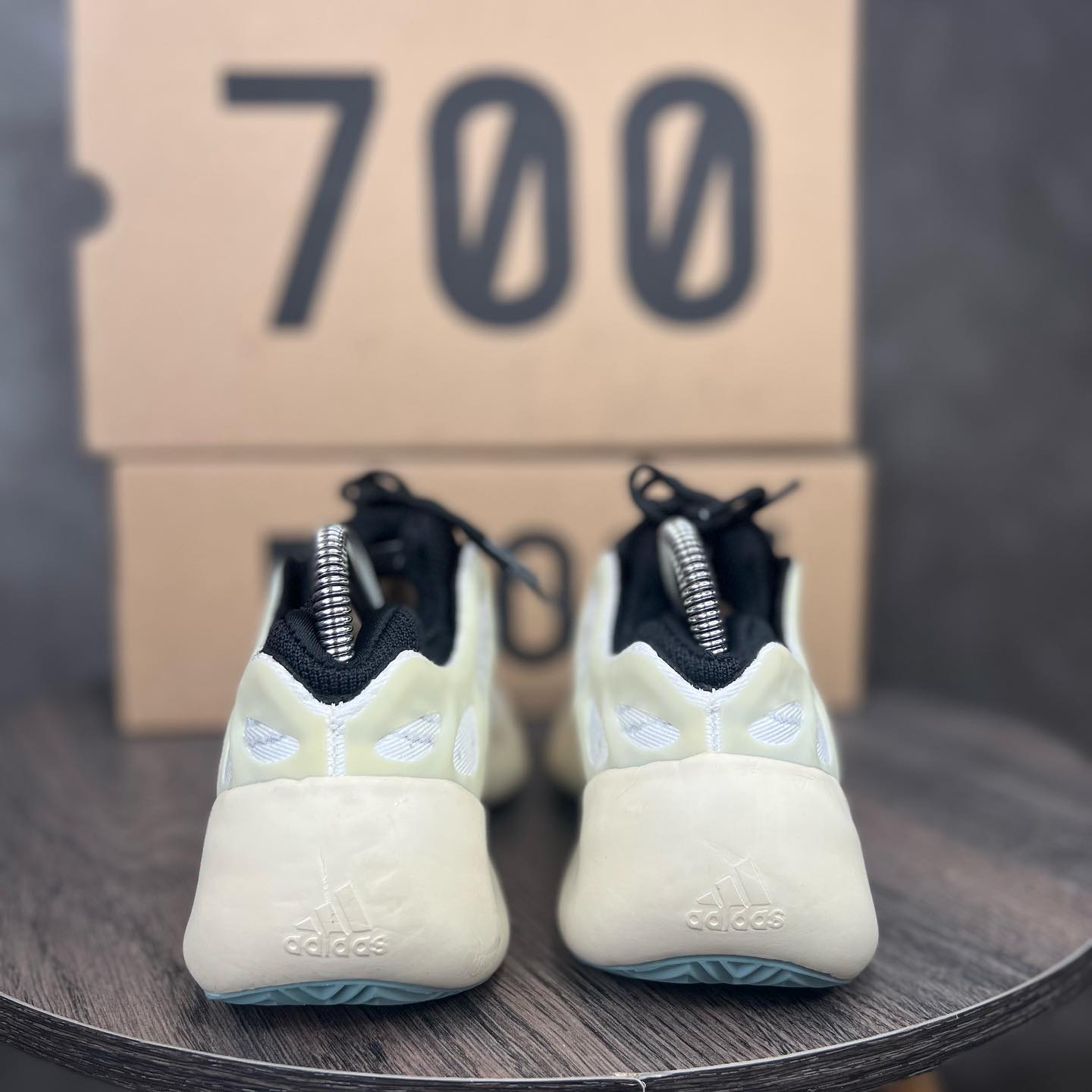 adidas yeezy 700 v3