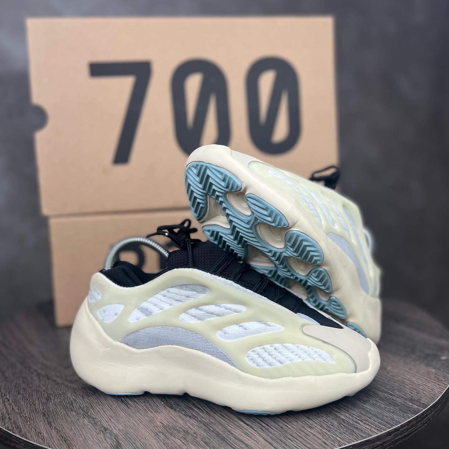 adidas yeezy 700 v3