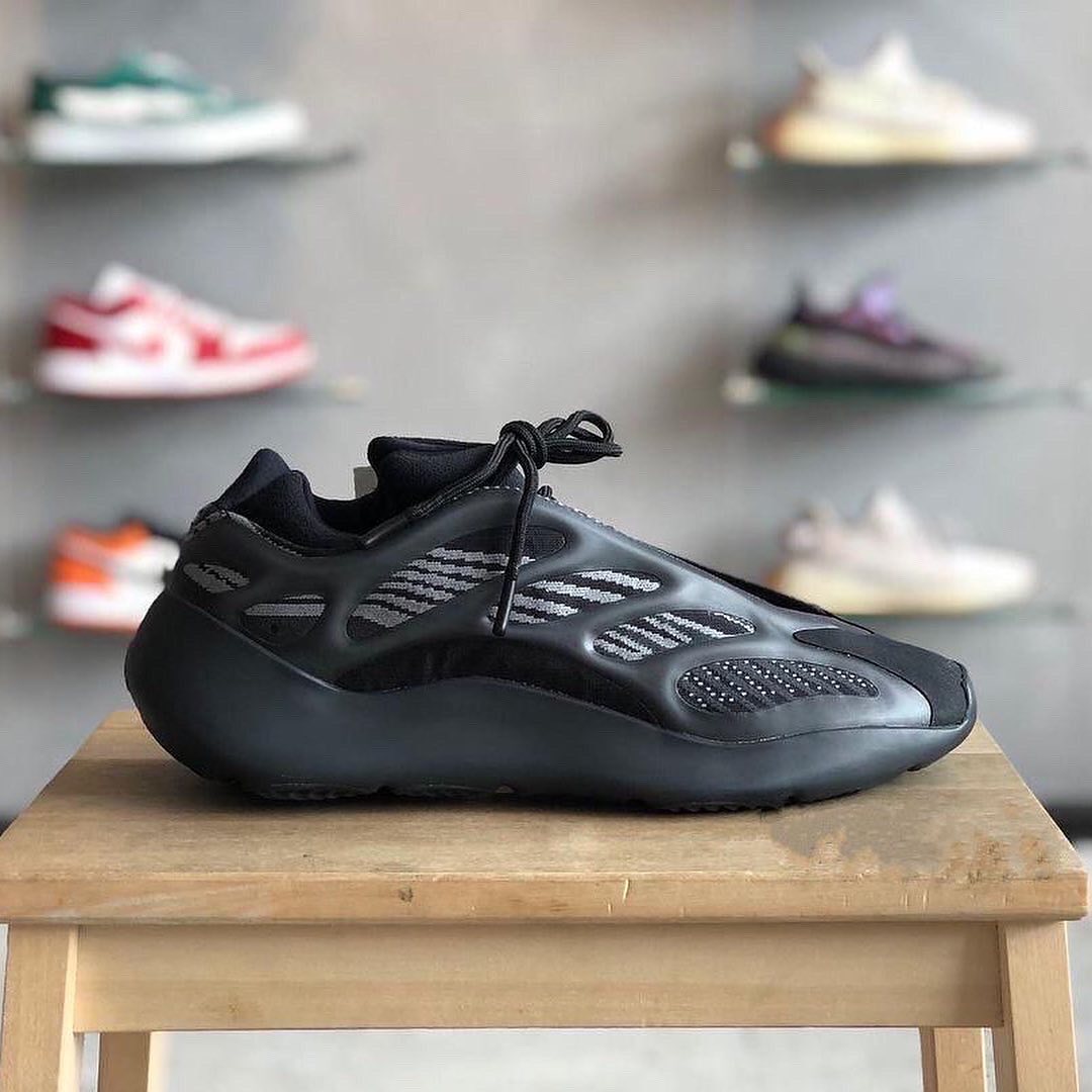 adidas yeezy 700 v3