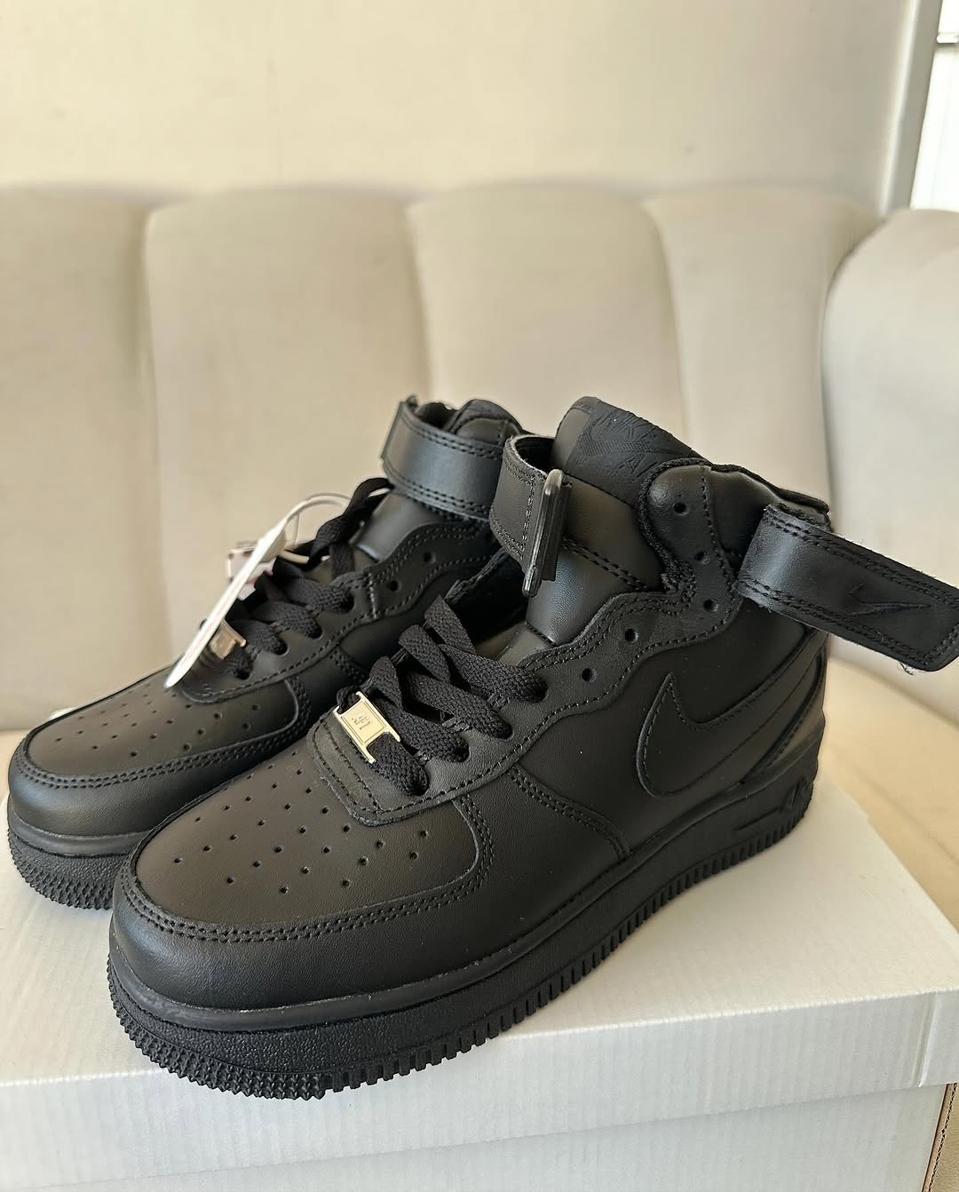 Nike Air Force 1 HI "negra"