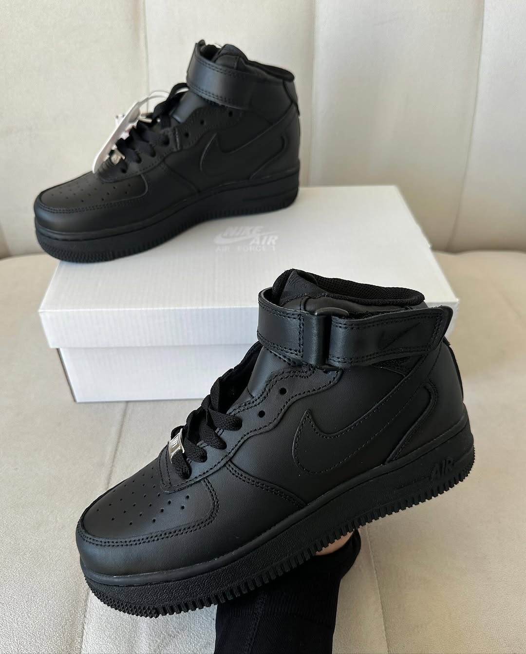 Nike Air Force 1 HI "negra"