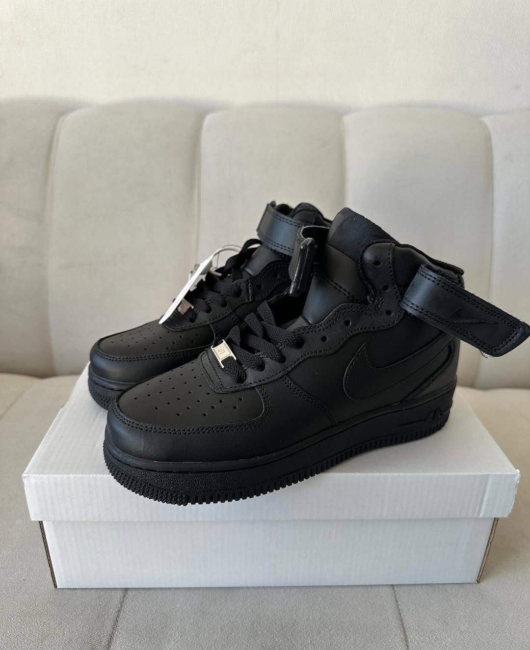 Nike Air Force 1 HI "negra"