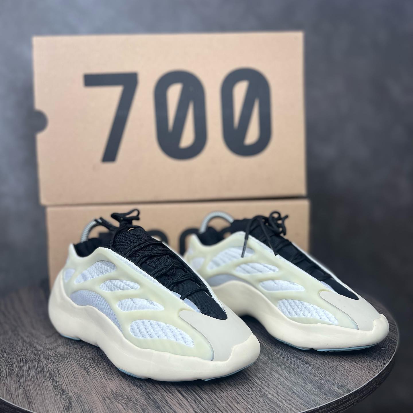adidas yeezy 700 v3